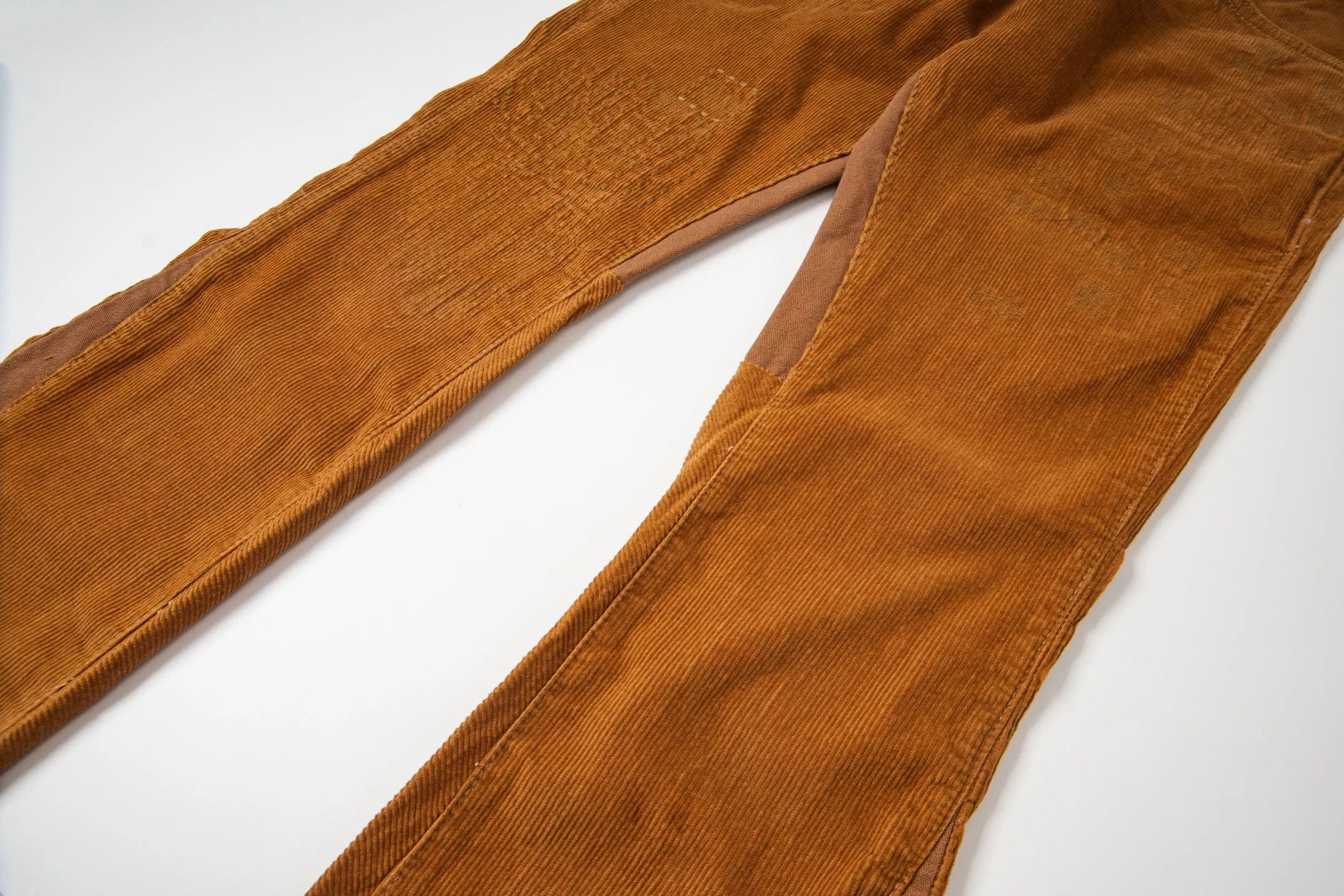 P240 Chrome Hearts Gallery 2025 corduroy spliced ​​multi-pocket couple bootcut jeans are a hot trend this season and are sought after by countless celebrities and fashionistas. The neat details of the cutting process add color to the playful fashion! The neat and meticulous design, and the well-fitting structure is unique. The upper body not only has outstanding recognition, but also looks younger and younger. A style with the ultimate wearing meaning and performance, gorgeous color matching, and the craftsmanship of this style is also extremely extraordinary. After the finished product is washed, it is disassembled and hand-made with sheepskin cross leather and then spliced ​​together to complete. The whole piece has too many craftsmanship to describe. It is decorated with patchwork cross flowers and high-waisted washed jeans! ! Absolutely high-end luxury product, a god-level single product, a super popular product, made by top heavy industry, a magic weapon that cannot be missed to hit the streets. Style number: 1847 Size: 28 30 32 34 36 Color: yellow